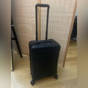 Black Briggs & Riley smart carry on bag, black with charger